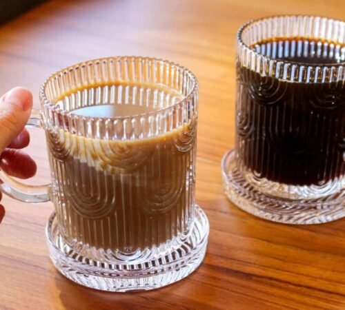 drink trends in glass mugs اتجاهات المشروبات في أكواب زجاجية cam bardaklarda içecek trendleri